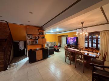 Casa · 320m² · 5 Ambientes · 4 Cocheras · Hermosa Casa con 4 Habitaciones, Pileta y Quincho