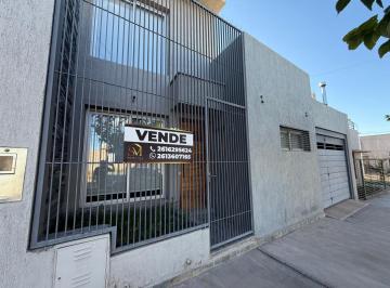 Casa de 6 ambientes, Maipú · Casa con 2 Dorm. de 200 m² en Venta en Maipú