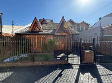 Casa · 310m² · 6 Ambientes · 3 Cocheras · Chalet en Venta en Ramos Mejia