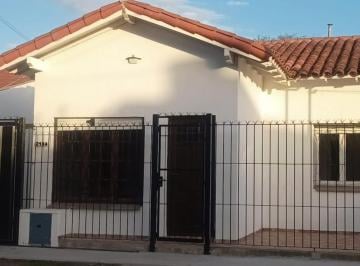 Casa · 60m² · 3 Ambientes · 1 Cochera · Casa Al Frente P. H. 3 Ambientes Al Frente con Espacio de Cochera Semi Cubierta Fija, El Lote Es Comp