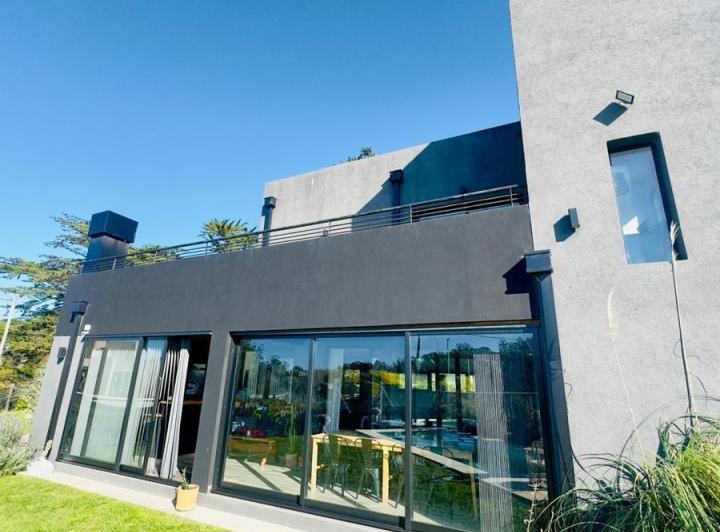Casa · 200m² · 4 Ambientes · 2 Cocheras