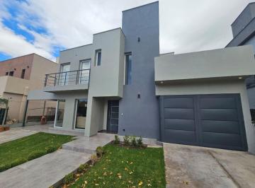 Casa de 7 ambientes, El Challao · Casa en Venta La Bastilla