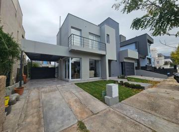 Casa de 7 ambientes, El Challao · Casa en Venta La Bastilla