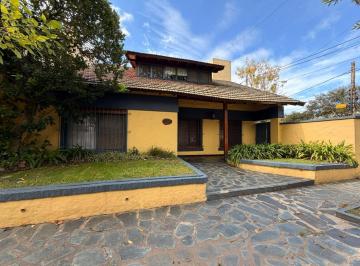 Casa · 227m² · 8 Ambientes · 3 Cocheras · Chalet 2 Plantas con Pileta, Quincho y Cochera Varios Autos