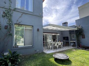 Casa · 165m² · 4 Ambientes · 1 Cochera · Casa en Venta Barrio con Portón