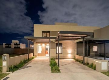 Casa · 165m² · 6 Ambientes · 2 Cocheras · Casa Dúplex en Venta en Manantiales, Córdoba