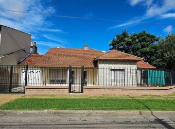 Casa · 185m² · 6 Ambientes · 1 Cochera · Chalet Multifamiliar en Castelar Norte