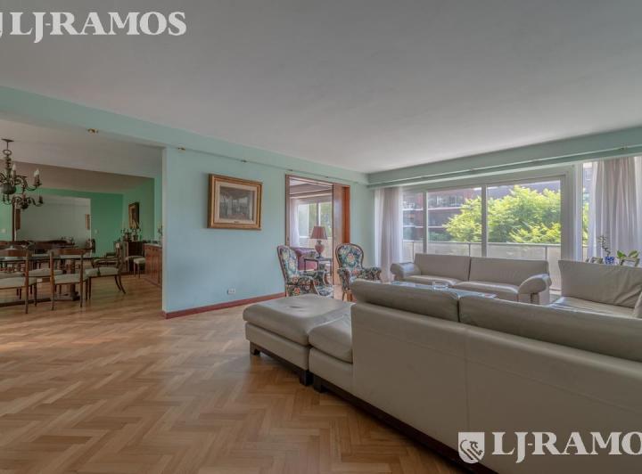 Av Figueroa Alcorta y Tagle. Piso Sup. 238 m&sup2;. Cochera. Seg. 24 Hs