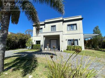 Casa · 236m² · 4 Ambientes · 3 Cocheras · Casa en Venta de 5 Ambientes en Ombúes de Hudson, Excelente Ubicación!