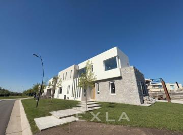 Casa · 263m² · 5 Ambientes · 1 Cochera · Casa en Venta en Carpinchos, Nordelta, Tigre