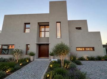 Casa · 260m² · 6 Ambientes · Casa - City Bell