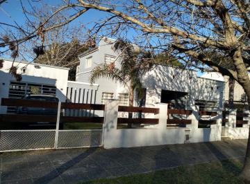 Casa de 4 ambientes, La Lucila del Mar · Casa a Dos Cuadras del Mar