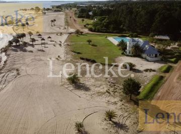 Terreno · 9631m² · Venta de Lote en Barrio Privado El Faro de Carmelo, 9631 m² en Primera Fila Frente a La Playa.