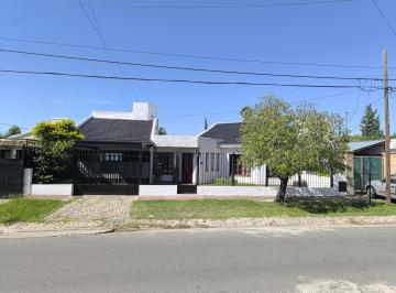 Casa · 220m² · 7 Ambientes · 4 Cocheras · Casa en Villa Belgrano Patio, Quincho y Pileta