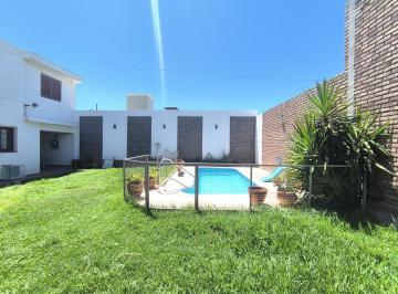 Casa · 220m² · 7 Ambientes · 4 Cocheras · Casa en Villa Belgrano Patio, Quincho y Pileta