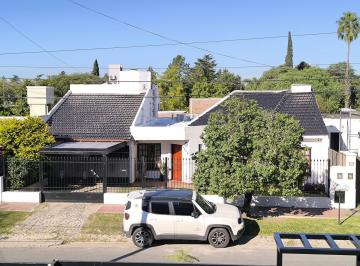 Casa · 220m² · 7 Ambientes · 4 Cocheras · Casa en Villa Belgrano Patio, Quincho y Pileta