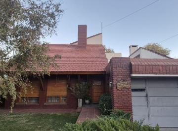 Casa · 382m² · 10 Ambientes · 1 Cochera · Casa en Venta, Centenario, Neuquén