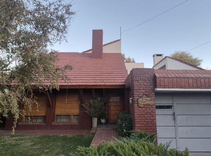 Casa · 382m² · 10 Ambientes · 1 Cochera