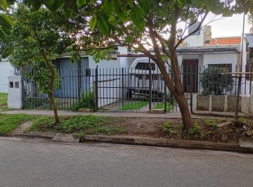 Casa · 200m² · 4 Ambientes · 2 Cocheras · Alquiler - Barrio Las Palmas - Tres Dorm.