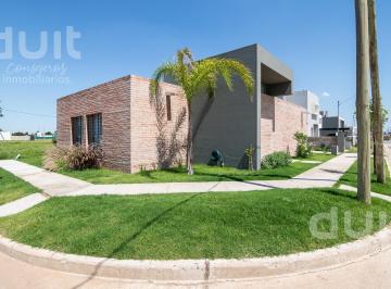 Casa · 150m² · 5 Ambientes · 2 Cocheras · Hermosa Casa de Tres Dor, Una Sola Planta con Pileta!