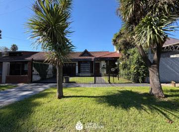 FRENTE · Venta Casa 4 Amb. C/ Garaje, Quincho, Parrilla y Jardín Barrio Bosque Alegre