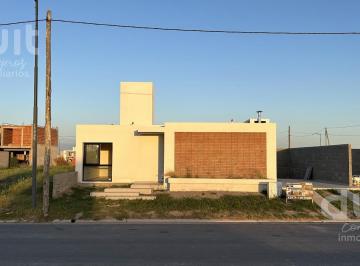 Casa · 70m² · 3 Ambientes · 2 Cocheras · Duplex 2 Dorm. en Una Planta en Pampas de Manantiales