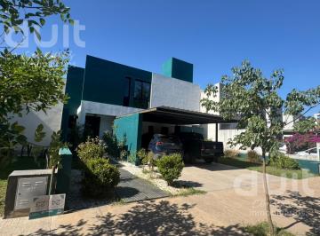 Casa · 240m² · 10 Ambientes · 2 Cocheras · Casa en Claros del Bosque 4 Dorm., Escritorio y Pileta!