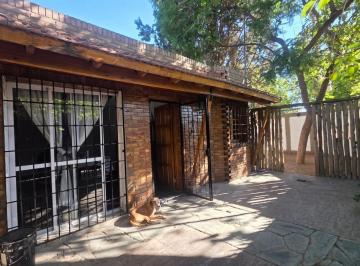 Casa · 204m² · 7 Ambientes · Casa Esquina Barrio Santa Ana Gllen
