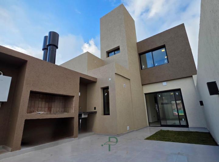 Casa · 97m² · 6 Ambientes · 2 Cocheras