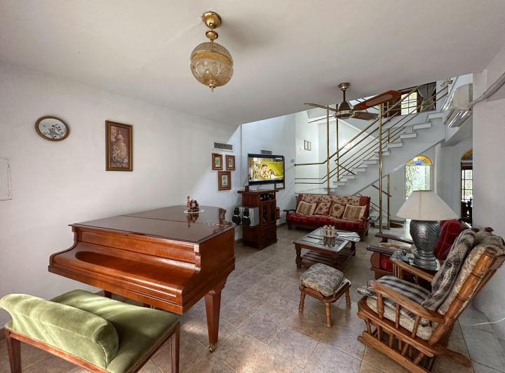 Casa · 270m² · 8 Ambientes · 1 Cochera
