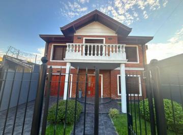Casa de 4 ambientes, Quilmes · Chalet en Venta de 4 Ambientes con Galería y Piscina en Quilmes