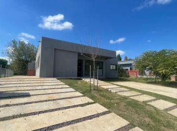 Casa · 850m² · 4 Ambientes · 4 Cocheras · Casa en Venta en San Sebastián Area2
