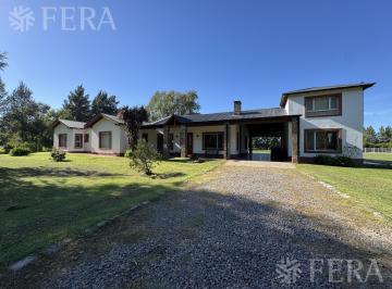 Casa · 300m² · 6 Ambientes · 6 Cocheras · Venta Casa con Piscina en Estancia Las Malvinas I - Coronel Brandsen