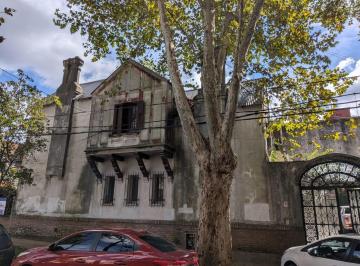Casa · 380m² · 4 Ambientes · Casa en Venta en Olivos. Para Refaccionar. 6 Ambientes. 4 Dorm. Pileta. Jardín.
