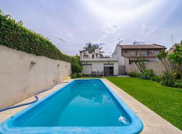 Casa · 138m² · 4 Ambientes · 3 Cocheras · Venta Casa en Lote de 426 m² con Jardín Pileta y Quincho Apto Credito en Haedo