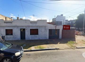 Casa · 125m² · 8 Ambientes · 2 Cocheras · Casa en Venta - Lomas del Mirador - 8 Ambientes - Jardín - Cochera - a Refaccionar - Apto Credito