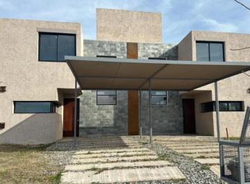 Casa · 125m² · 7 Ambientes · 1 Cochera · Dúplex en Distrito Sur 3 Dorm. – Financiación – Patio y Asador