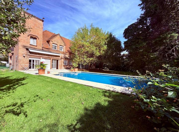 Casa · 860m² · 6 Ambientes · 3 Cocheras
