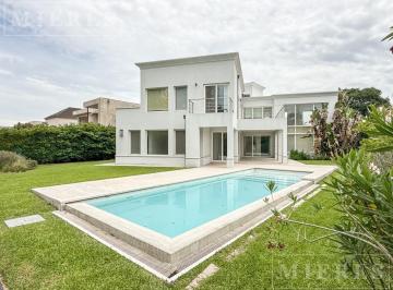 Casa · 277m² · 7 Ambientes · 2 Cocheras · Casa en Alquiler Anual en Ayres de Pilar