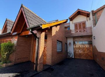 Casa de 6 ambientes Venta USD 490.000 · Chalet 6 Amb - Lote 10 X 33 - Piscina - Céntrica // Rosales 671