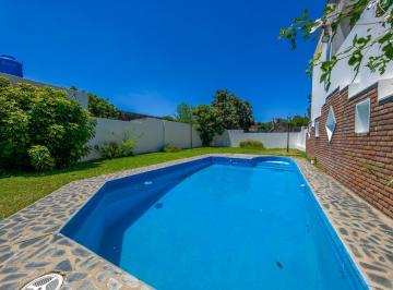 Casa · 459m² · 8 Ambientes · 3 Cocheras · Casa con Pileta Terreno Quincho