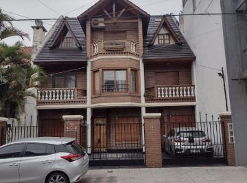 Casa de 5 ambientes, La Matanza · Triplex de 170 m² con 4 Habitaciones en Venta en Ramos Mejía