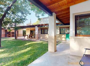 Casa · 178m² · 6 Ambientes · 2 Cocheras · 169 Entre 41 y 42 Barrio Parque, La Plata - Casa de 3 Dorm. con Piscina en Venta