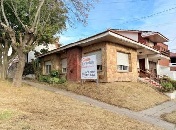 Casa · 195m² · 5 Ambientes · 1 Cochera · Venta Chalet en Av Paso Esquina Buenos Aires