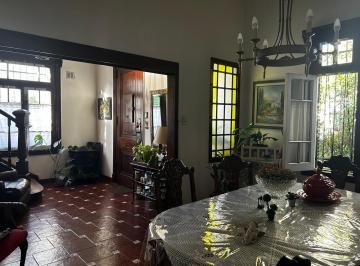Casa · 300m² · 5 Ambientes · 5 Cocheras · Venta - Casa - Estilo Tudor - Apto Credito - Impecable Estado - Cocheras - Pileta - Seis Ambientes.