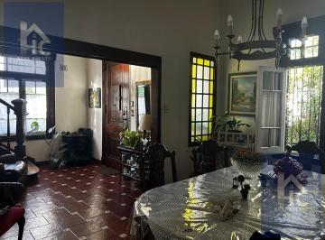 Casa · 300m² · 5 Ambientes · 5 Cocheras · Venta - Casa - Estilo Tudor - Apto Credito - Impecable Estado - Cocheras - Pileta - Seis Ambientes.