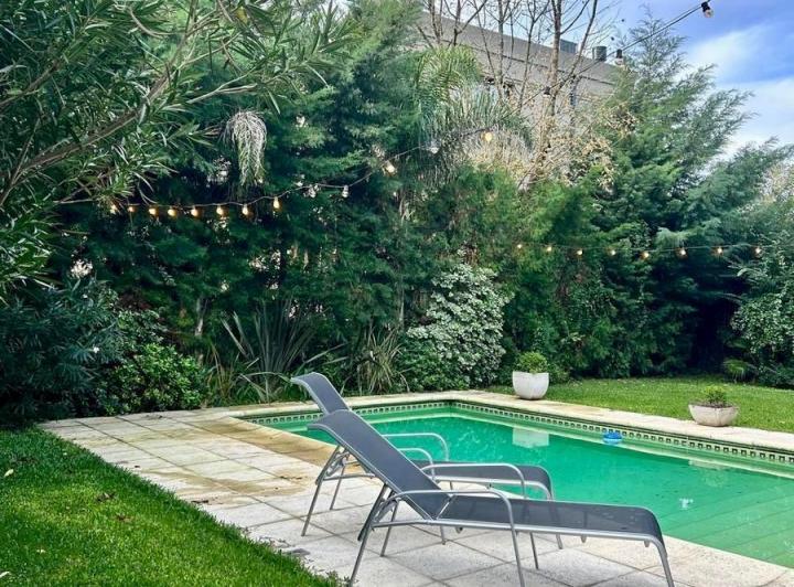 Casa · 360m² · 6 Ambientes · 4 Cocheras