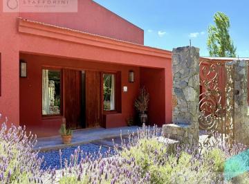 Casa · 340m² · 6 Ambientes · 3 Cocheras · Casa en Don Bosco, Tandil