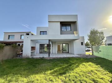 Casa · 177m² · 5 Ambientes · 2 Cocheras · Casa en Venta - Lujan de Cuyo Mendoza - Barrio Lar de Vieytes III