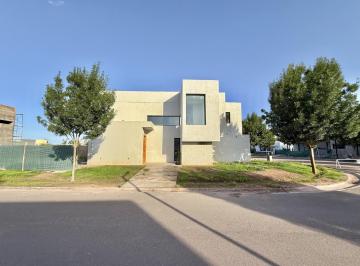 Casa · 177m² · 5 Ambientes · 2 Cocheras · Casa en Venta - Lujan de Cuyo Mendoza - Barrio Lar de Vieytes III